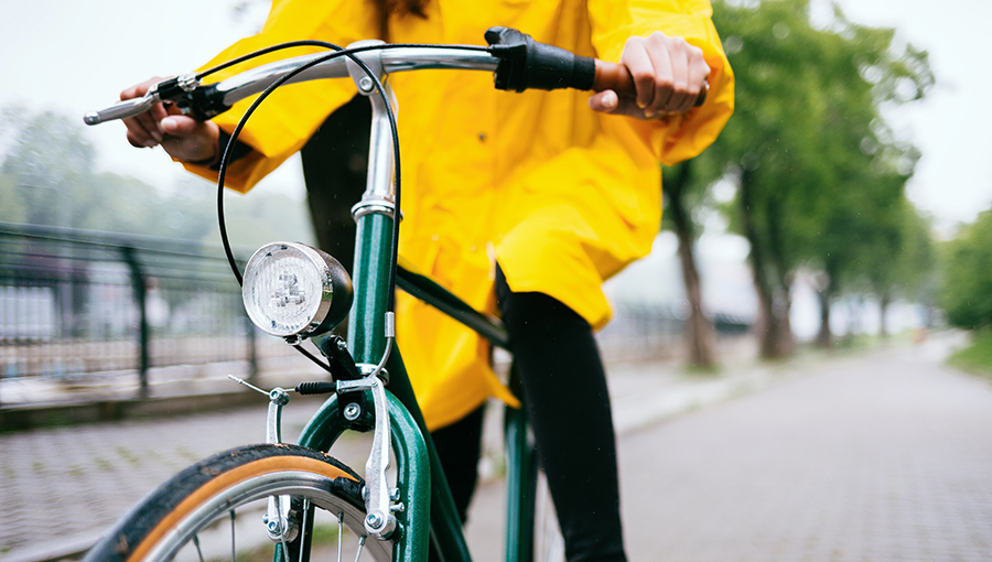 レイングッズを取り入れることで雨の日でも無理のない快適な自転車利用を心がける