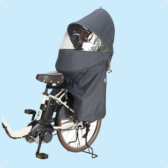 雨の日に使われる自転車用子のせシートのレインカバー