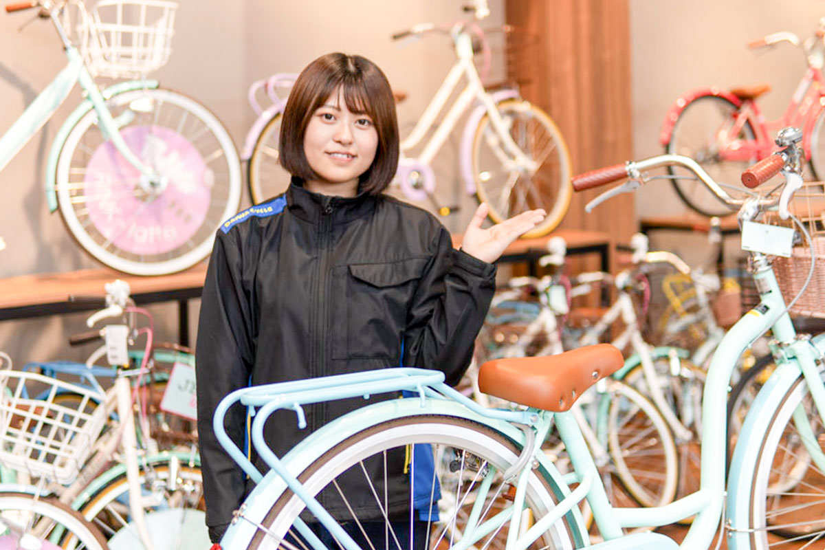 たくさんの自転車が展示されている店内