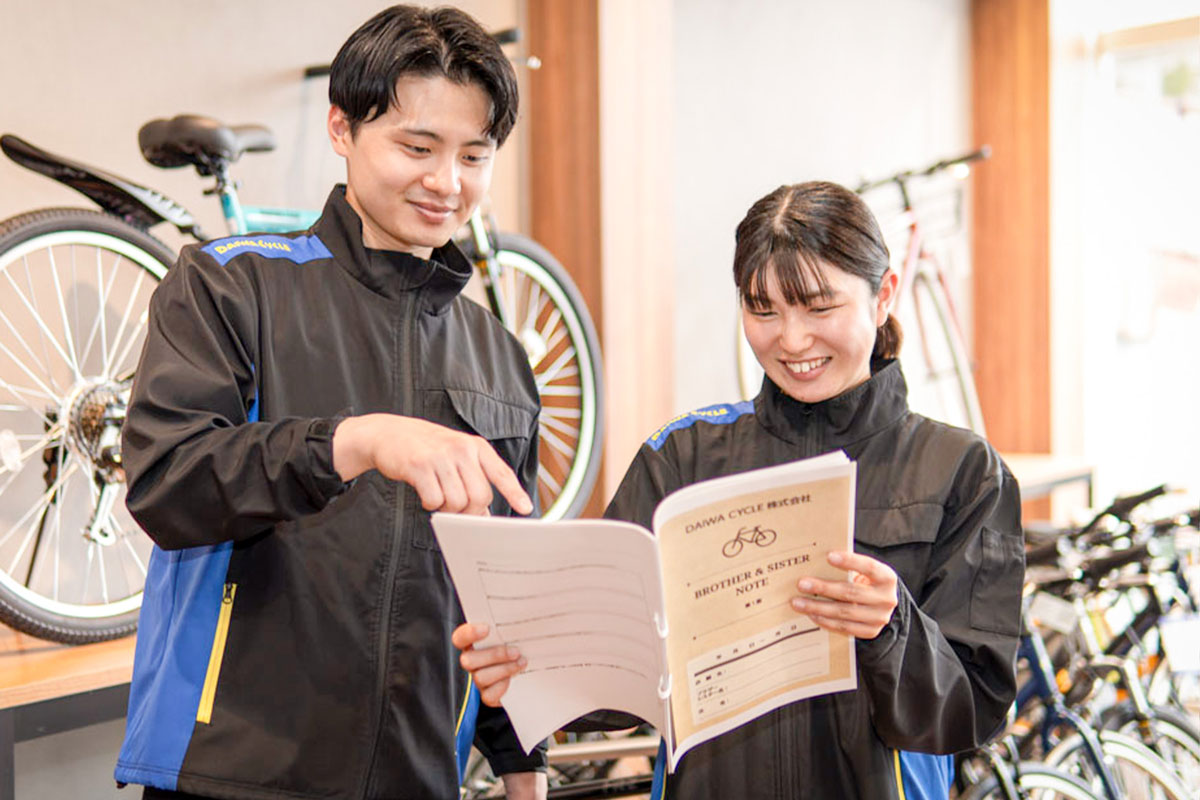 先輩社員からのアドバイスを受ける後輩社員